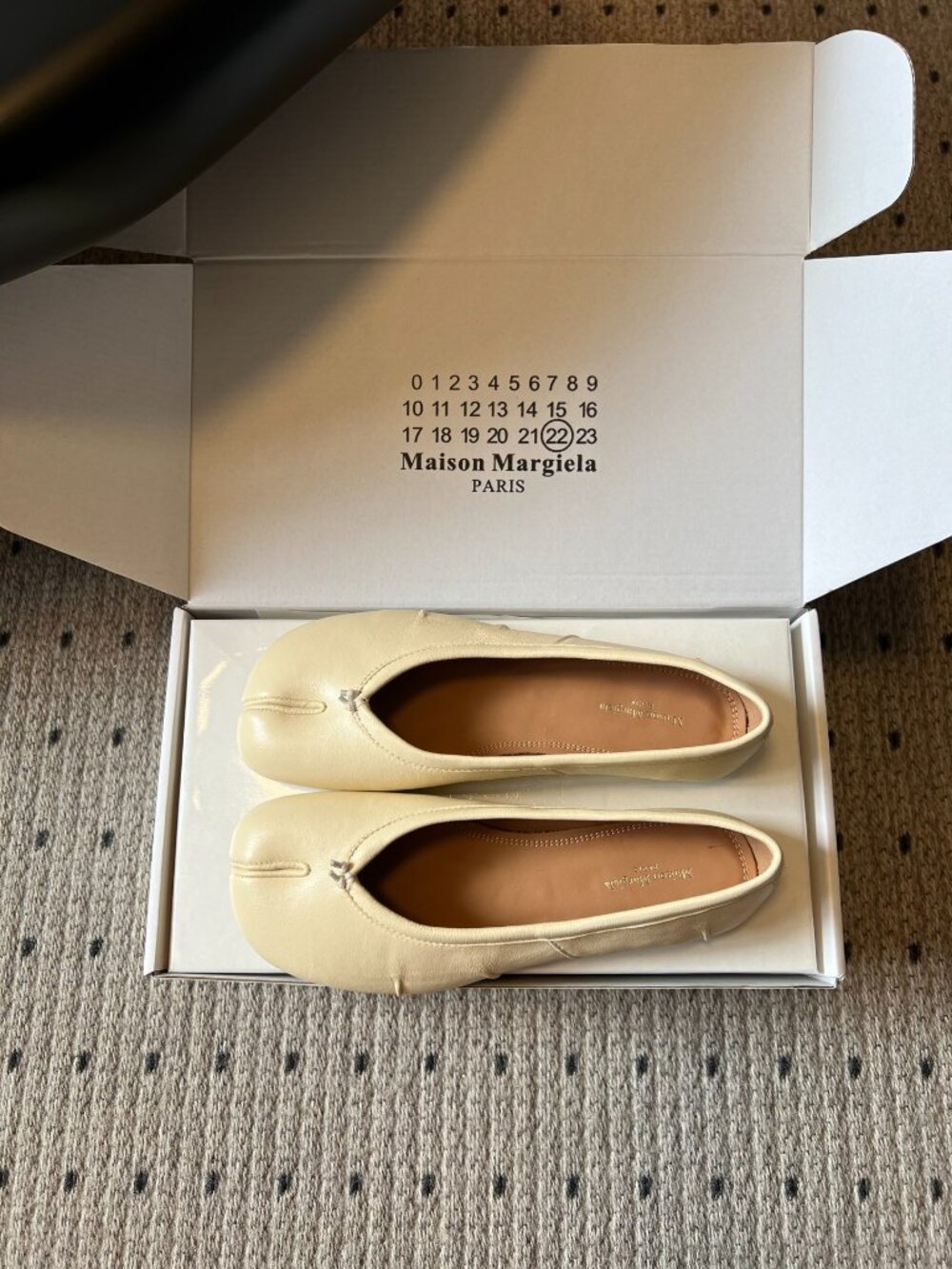Maison Margiela Tabi Split‑Toe Cream Leather Ballet Flats - Picture 5 of 5